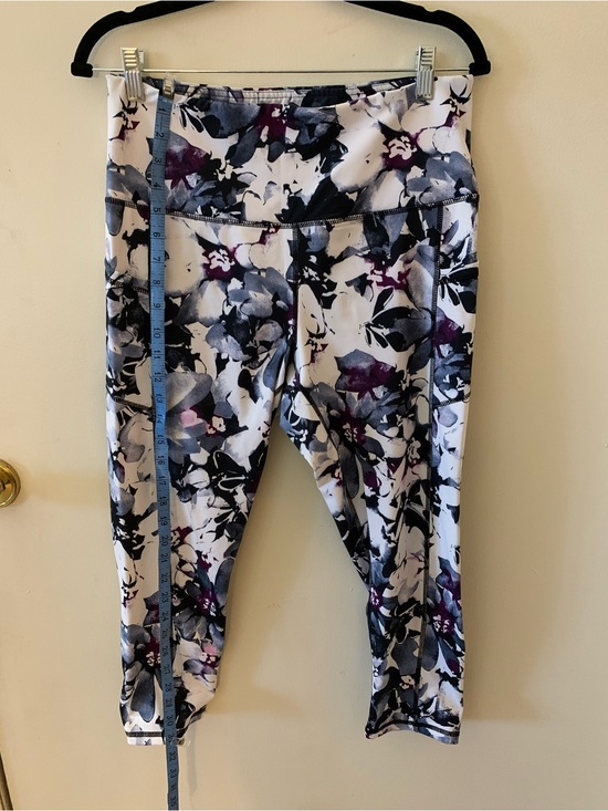 GAIAM Pants - Women’s Floral Print Active Capri Leggings with pocket - White, Black & Purple
